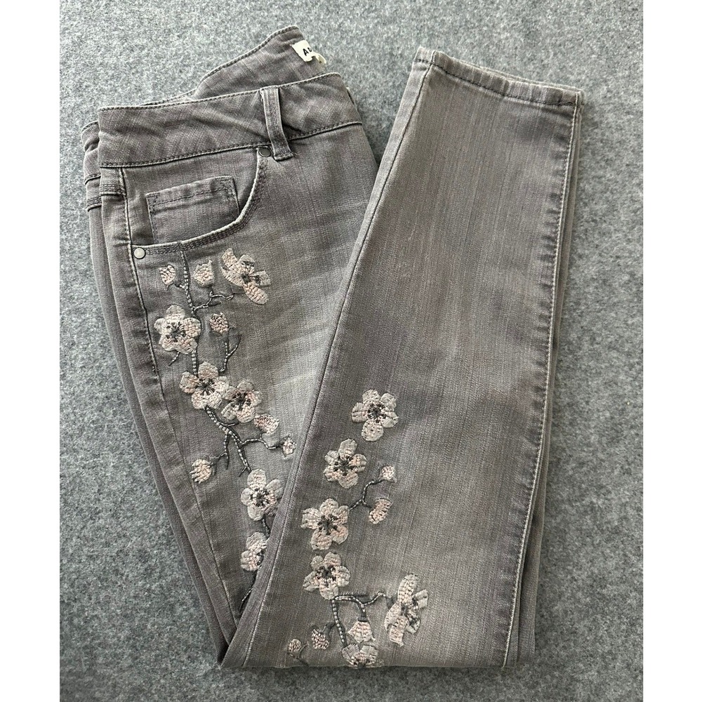 Artisan NY Floral Embroidered Gray Skinny Jeans 10 Cottagecore Boho Romantic